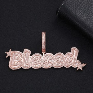 Colgante de Lujo Personalizado de Plata 925 con Moissanita y Nombre, Baño de Oro Rosa, con Pavé de Baguettes y Letra Personalizada - Product Image 1