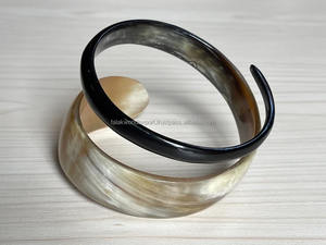 Bracelet en corne de buffle unique fait à la main, bijou statement artisanal en corne de bœuf torsadée ronde pour femmes par FWE - Product Image 4