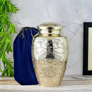 Urne funéraire en laiton pour cendres humaines, conteneur commémoratif ovale durable avec design artisanal bohème et fermeture sécurisée - Product Image 6