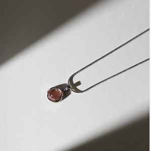 Bijoux, lunettes, montres et accessoires>Bijoux fantaisie>Colliers fantaisie>Colliers à pendentifs fantaisie artisanat en résine - Product Image 4