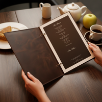 Couverture et porte-menu en cuir premium personnalisés, couleur marron, avec option de logo personnalisé, en vente au prix de gros
