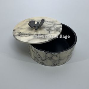 Cuenco redondo de chocolate con diseño de patrón de mármol y perilla de mariposa, contenedor decorativo hecho a mano para regalo, diseño moderno. - Product Image 1