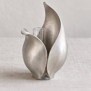 Florero de Aluminio Hecho a Mano - Recipiente Metálico Plegable para Decoración Floral de Mesa, Diseño Conceptual para Bodas - Product Image 1