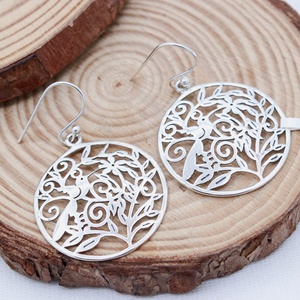 Boucles d'oreilles pendantes rondes ajourées en argent sterling 925 avec motif oiseau et branche, Memoria Jewels, vente en gros - Product Image 2