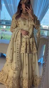 ชุดเลเฮนกาสำหรับงานแต่งงาน ออกแบบโดยดีไซเนอร์ |   ชุดแต่งงานแบบดั้งเดิมประดับด้วยงานปักดิ้นทองและเลื่อมอย่างประณีต - Product Image 2