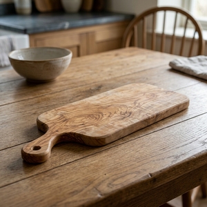 Planche de service en teck à bords naturels, rustique et organique, avec poignée, pour préparation et charcuterie, plateau de cuisine artisanal - Product Image 3
