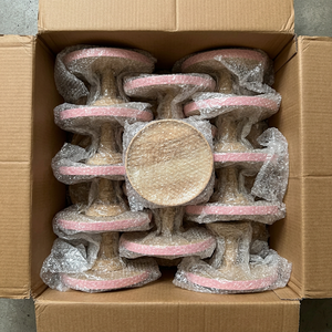 Support à gâteau en bois naturel fait main, sur mesure, pour la vente en gros, plateau rond élégant avec bord rose peint, service de haute qualité - Product Image 4
