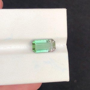 พลอยทัวร์มาลีนธรรมชาติสองสี รูปทรงแปดเหลี่ยมเจียระไนแบบ Step Cut สีเขียวไล่ชมพู คุณภาพสูง หายาก น้ำหนัก 200 กรัม ขายส่ง - Product Image 1