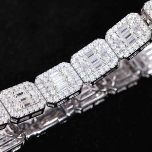 Bracelet de luxe en moissanite à maillons carrés, style tennis, entièrement pavé de baguettes en grappe, finition argentée, bijou de caractère - Product Image 3