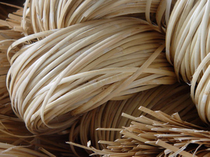 La piel de ratán es la capa duradera y flexible de la planta de ratán, utilizada para tejer muebles y artesanías con una textura natural. - Product Image 4