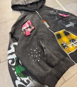 Sweat-shirt à capuche surdimensionné au design unique et très tendance, imprimé graffiti patchwork, coupe courte, streetwear homme, en coton tricoté. - Product Image 2