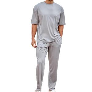 Ensemble t-shirt et pantalon pour homme en polyester et élasthanne gris, col rond, manches courtes, couleur unie, séchage rapide, vêtements décontractés d'été, tricoté - Product Image 1