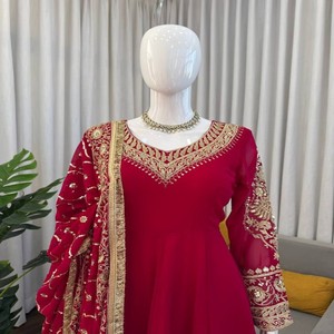 Conjunto Anarkali VASTRA COTTAGE de Georgette Sintético con Lentejuelas Bordadas y Dupatta de Encaje, Micro Algodón, Ropa Étnica para Fiesta - Product Image 3