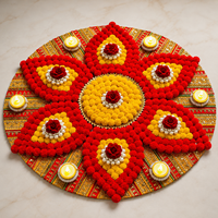 Tapis Rangoli Fait Main Écologique Rouge et Jaune avec Pompons et Bougies Diya pour la Décoration de Sol de Diwali, Mariage ou Puja