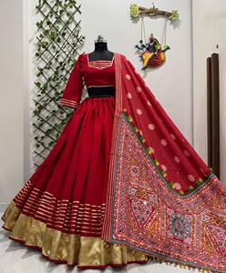 Conjunto de Lehenga Choli de Algodón Rojo con Bordado de Espejo y Dupatta de Encaje para Bodas y Fiestas de Diwali - Prenda Elástica de Estilo Indio-Pakistaní - Product Image 5