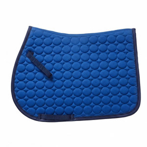 Tapis de selle personnalisés pour l'entraînement équestre, les événements d'équitation et l'usage quotidien, avec un ajustement confortable et une construction durable - Product Image 1
