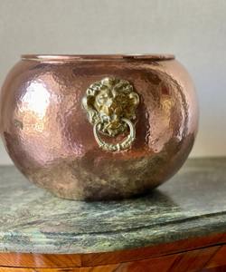 Maceta redonda decorativa martillada con asa de cara de león, ideal para jardín, balcón y decoración de mesa, hecha a mano en India. - Product Image 6