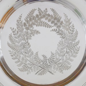 Assiette de présentation ronde en argent à motif floral élégant, idéale pour sublimer la présentation de table lors de mariages et d'événements spéciaux - Product Image 6