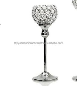 Candelabro decorativo alto hecho a mano de metal, de la India. - Product Image 1