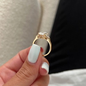 Bague de fiançailles de luxe en or 14K/18K avec trois diamants de laboratoire taille radiant de 3 carats, certifiée IGI, pour mariage - Product Image 6