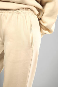 Pantalones de chándal de forro polar para mujer, color crema, de pierna ancha, cintura elástica, ajuste holgado, largo completo, casual, con logo bordado en la pierna derecha, al por mayor - Product Image 3