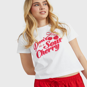 Camiseta Corta Personalizada OEM para Mujer con Estampado de Cerezas Rojas, Corte Holgado, Cuello Redondo, Manga Corta, Tejido de Punto Jersey, 100% Algodón - Product Image 1