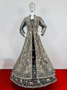 Exquisito Lehenga de Terciopelo con Intrincados Adornos de Pedrería Jarkan, Estilo Nupcial Indio-Pakistaní, Diseños Lujosos - Product Image 2