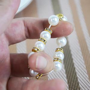 Hermosas cuentas blancas y servilleteros metálicos que se fotografían a la perfección, dejando las mesas con un aspecto deslumbrante en las imágenes. - Product Image 4