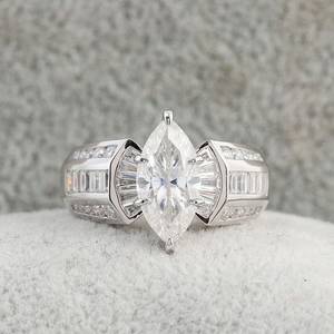 แหวนหมั้นเพชรโมอิสซาไนต์ทรงมาร์คีส์สไตล์โบราณ ประดับเพชรทรงบาแกตต์ด้านข้าง ทองคำแท้ 14K เครื่องประดับงานแต่งงานชั้นดี ของขวัญวันครบรอบ - Product Image 1