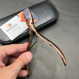 Pince à extensions capillaires plasma professionnelle personnalisable à 2 trous, or rose, en acier inoxydable de qualité chirurgicale, écologique - Product Image 2