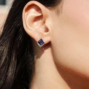 Precio al por mayor: Pendientes de botón finos hechos a mano de plata de ley 925 con iolita natural talla princesa y diamantes para mujer - Product Image 2