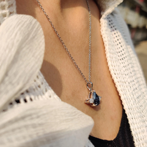 Collier pendentif classique en argent 925 plaqué rhodium avec saphir et accents latéraux en diamant taille poire, forme goutte d'eau - Product Image 3