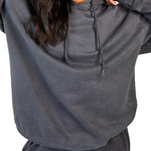 Ensemble sweat à capuche court et pantalon de survêtement pour femme – Tenue décontractée deux pièces en tissu doux, coupe décontractée, idéale pour le quotidien et le streetwear - Product Image 4