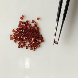 โกเมนสีแดงธรรมชาติ 1.75 มม. ทรงสี่เหลี่ยมเจียระไนแบบสเต็ปคัท คุณภาพดีที่สุด พลอยเม็ดเดี่ยวสำหรับทำเครื่องประดับ - Product Image 1
