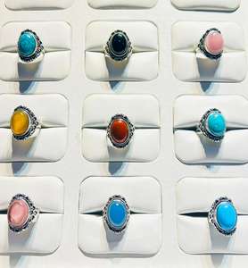 Bague unisexe tendance en laiton plaqué argent 925 avec pierres précieuses naturelles vintage : turquoise, pierre de soleil, quartz et calcédoine, sertie à griffes - Product Image 4