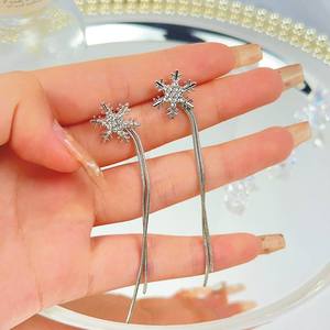 AMBER JEWELS Pendientes de Plata con Diamantes en Forma de Copo de Nieve, Chapados en Oro Sólido de 14K, Estilo Vintage Unisex para Uso Diario, Certificados por IGI - Product Image 1