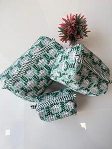 Juego de 3 Bolsas de Maquillaje de Algodón Floral Blanco Ecológicas - Bolsa de Aseo Acolchada con Cierre, Resistente al Agua, Tamaño Personalizable, Estampado a Mano - Product Image 3