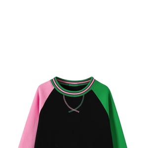 เสื้อสเวตเชิ้ตสามสี - สีดำ สีชมพู และสีเขียว คอกลมผ้าเชนิลล์ แขนจั๊มพ์ พร้อมกระเป๋าจิงโจ้ - Product Image 5