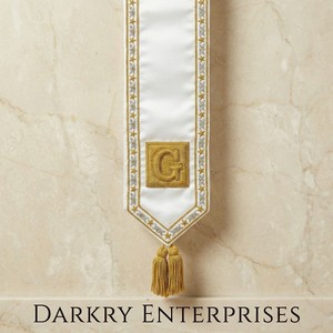 Écharpe de cérémonie maçonnique en soie blanche, broderie fil d'or, emblème G, bordure étoilée, faite à la main, écharpe de loge personnalisée avec pompons - Product Image 1