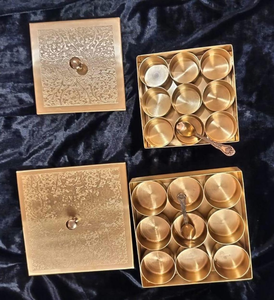 Caja de Especias Masala Dabba de Latón Hecha a Mano, Grabada, con 9 Contenedores y Cuchara, Organizador Decorativo de Cocina para Condimentos - Product Image 6