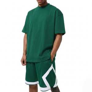 Ensemble assorti t-shirt oversize streetwear et short de basket pour homme – Tenue décontractée athlétique d'été deux pièces tendance pour homme - Product Image 4