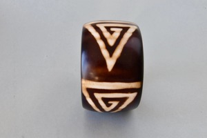 Colección Exclusiva de Brazaletes de Resina, Diseño Exclusivo, Acabado Liso, Precio de Fábrica al por Mayor - Product Image 1