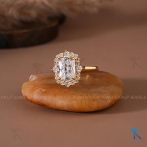 Anillo de compromiso de oro macizo con diamante de laboratorio de corte radiante y halo, estilo vintage con milgrain, joyería fina nupcial hecha a medida para mujer, regalo. - Product Image 1