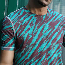 เสื้อยืดพิมพ์ลายผู้ชาย เนื้อผ้านุ่มสบาย ผลิตจากผ้าออร์แกนิค ยั่งยืนได้ ใช้เทคโนโลยีพิมพ์ลายดิจิทัล 3 มิติ เหมาะสำหรับใส่ลำลอง ออกกำลังกาย และเล่นกีฬา - Product Image 1