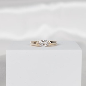 Anillo de Diamante de Laboratorio con Corte Marquesa de Lujo, en Oro Amarillo de 14K, con Engaste en V, Anillo de Promesa o Aniversario, Joyería Elegante - Product Image 1