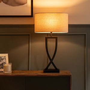 Lampe de table géométrique moderne en fer KS International avec abat-jour en tissu beige et structure en métal noir pour salon et chambre à coucher - Product Image 4