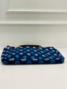 Sac pour ordinateur portable pour femme, imprimé Jaipuri exclusif, bleu zigzag moderne - Product Image 5