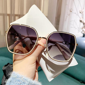 Gafas de Sol Vintage Chic Doradas con Montura Completa y Lentes Degradadas, Polarizadas UV400, con Aspecto de Cristal de Lujo y Logotipo Personalizado para Mujer - Product Image 4