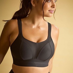 เสื้อชั้นในกีฬาสีดำล้วนสำหรับผู้หญิง ยี่ห้อไดม์สตาร์ อินดัสทรี แบบ Racerback คอกว้าง รองรับทรงได้ดี ระบายอากาศได้ดี ไร้ตะเข็บ เหมาะสำหรับโยคะและฟิตเนส - Product Image 3