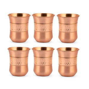 Vaso de agua tradicional de cobre con borde elegante y acabado pulido a mano, perfecto para usar durante oraciones o meditaciones. - Product Image 3